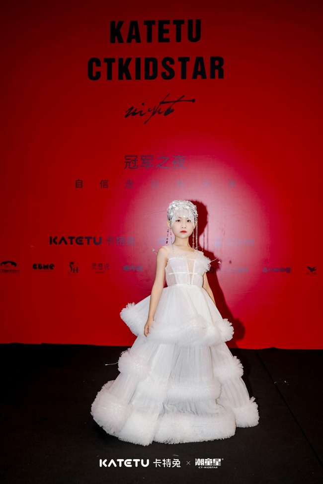 从赛场新星到文化纽带:Elle Hong卡特兔第十一届潮童星国际少儿模特大赛蜕变之旅圆满落幕(图4) 从赛场新星到文化纽带:Elle Hong卡特兔第十一届潮童星国际少儿模特大赛蜕变之旅圆满落幕(图4)