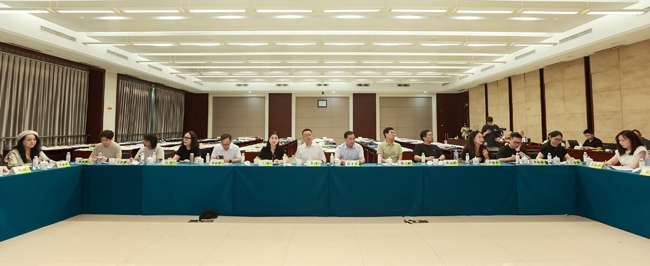 盛泽这场2025第八届中国生态环保面料设计大赛评审会，2800 款面料怎样诠释“绿动时尚”？(图3)