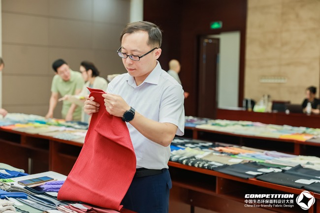 盛泽这场2025第八届中国生态环保面料设计大赛评审会，2800 款面料怎样诠释“绿动时尚”？(图9)
