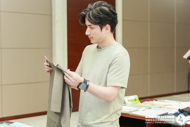 盛泽这场2025第八届中国生态环保面料设计大赛评审会，2800 款面料怎样诠释“绿动时尚”？(图10)