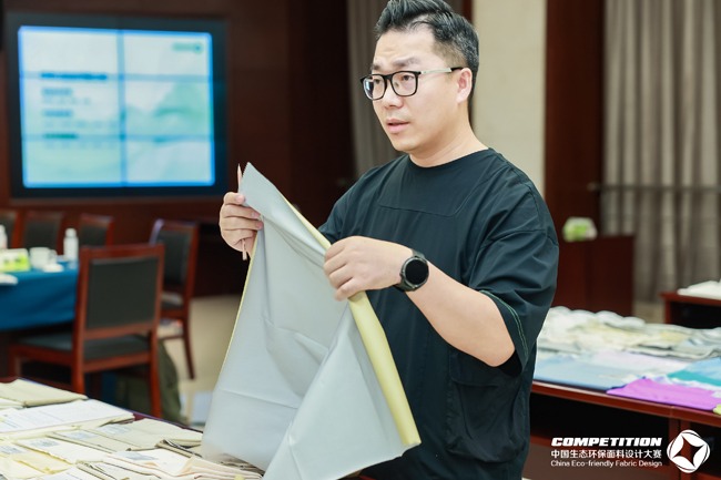 盛泽这场2025第八届中国生态环保面料设计大赛评审会，2800 款面料怎样诠释“绿动时尚”？(图11)