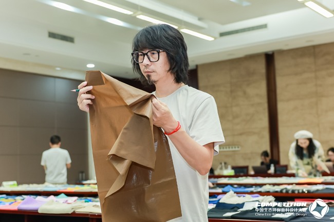 盛泽这场2025第八届中国生态环保面料设计大赛评审会，2800 款面料怎样诠释“绿动时尚”？(图12)