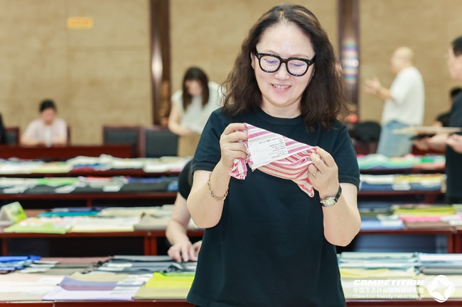 盛泽这场2025第八届中国生态环保面料设计大赛评审会，2800 款面料怎样诠释“绿动时尚”？(图14)