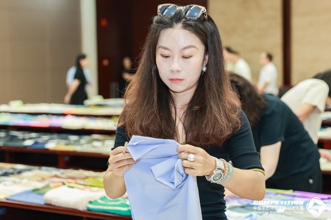 盛泽这场2025第八届中国生态环保面料设计大赛评审会，2800 款面料怎样诠释“绿动时尚”？(图16)