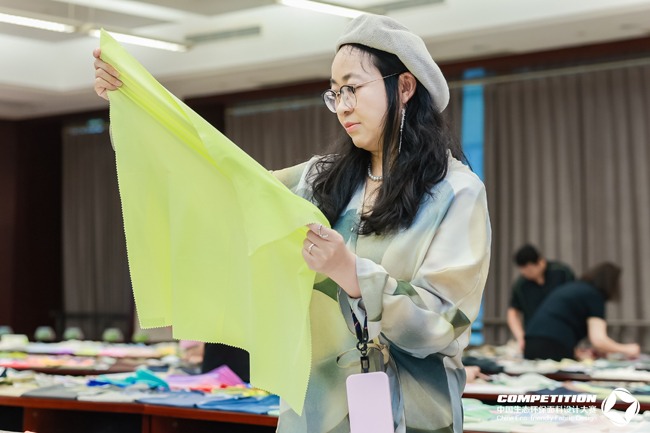 盛泽这场2025第八届中国生态环保面料设计大赛评审会，2800 款面料怎样诠释“绿动时尚”？(图19)