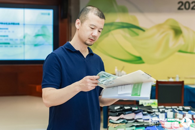 盛泽这场2025第八届中国生态环保面料设计大赛评审会，2800 款面料怎样诠释“绿动时尚”？(图22)