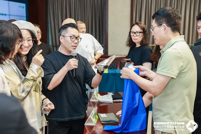 盛泽这场2025第八届中国生态环保面料设计大赛评审会，2800 款面料怎样诠释“绿动时尚”？(图25)