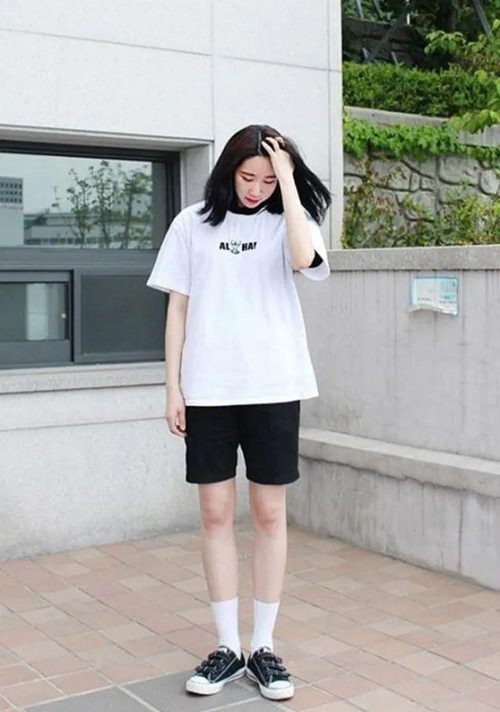 大版短袖t恤怎么搭配下装(图1)