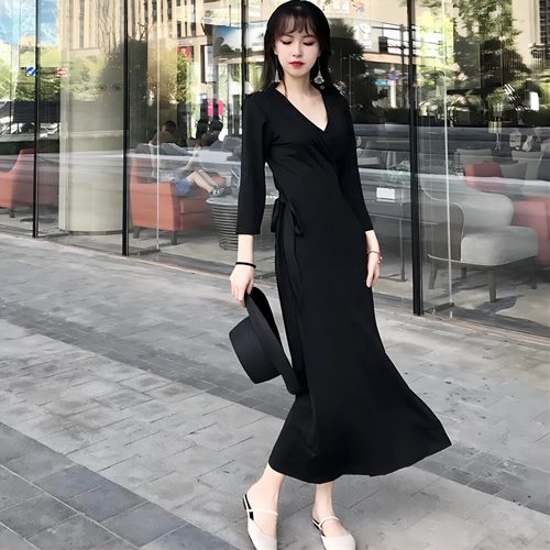 v领黑色连衣裙搭配【图】(图3) v领黑色连衣裙搭配【图】(图3)