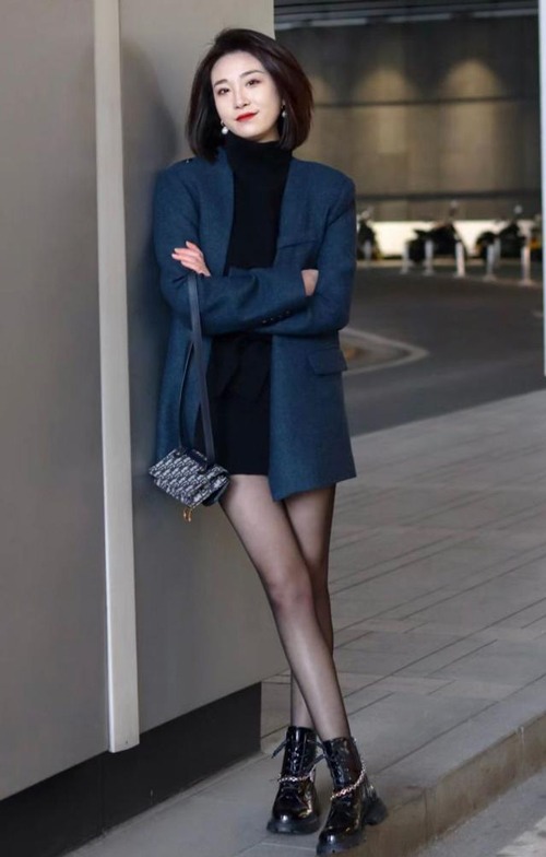 黑丝袜怎样搭配好看(图3) 黑丝袜怎样搭配好看(图3)