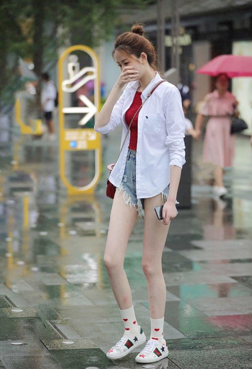 板鞋配短裤穿搭指南:10种时尚组合打造休闲造型-美派服饰网(图1) 板鞋配短裤穿搭指南:10种时尚组合打造休闲造型-美派服饰网(图1)