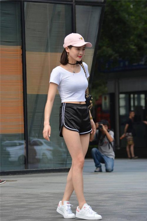 板鞋配短裤穿搭指南:10种时尚组合打造休闲造型-美派服饰网(图2) 板鞋配短裤穿搭指南:10种时尚组合打造休闲造型-美派服饰网(图2)