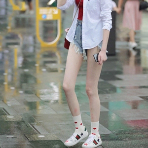 板鞋配短裤穿搭指南：10种时尚组合打造休闲造型-美派服饰网