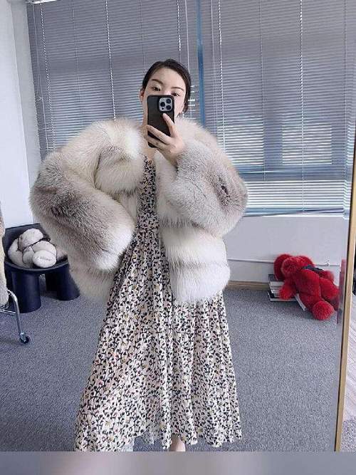 皮草连衣裙搭配鞋子指南:10种时尚组合展现奢华魅力-美派服饰网(图3) 皮草连衣裙搭配鞋子指南:10种时尚组合展现奢华魅力-美派服饰网(图3)