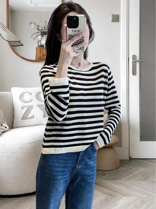 条纹针织衫搭配指南：10种下装穿出时尚造型-美派服饰网(图1)