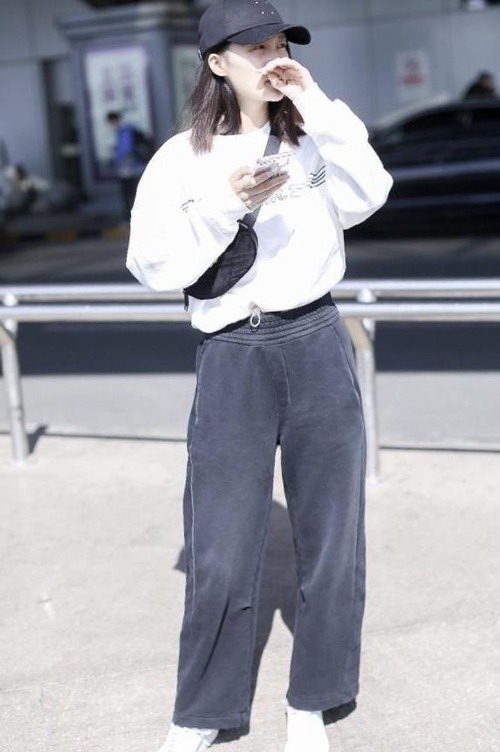 纯白卫衣搭配指南:10种时尚穿搭组合推荐-美派服饰网(图1) 纯白卫衣搭配指南:10种时尚穿搭组合推荐-美派服饰网(图1)