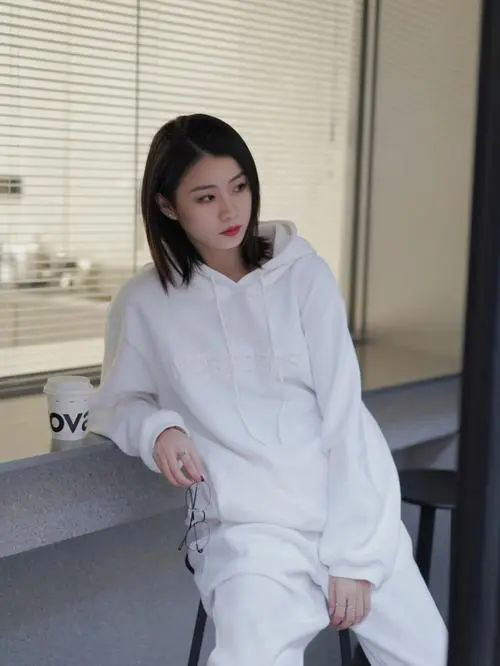 纯白卫衣搭配指南:10种时尚穿搭组合推荐-美派服饰网(图2) 纯白卫衣搭配指南:10种时尚穿搭组合推荐-美派服饰网(图2)