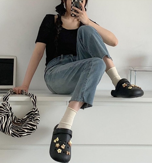 洞洞鞋配裤子穿搭指南：7种时尚组合打造休闲潮流-美派服饰网(图2)