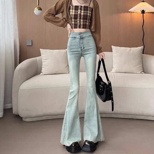 浅色喇叭裤搭配指南：打造优雅时尚穿搭效果-美派服饰网(图2)