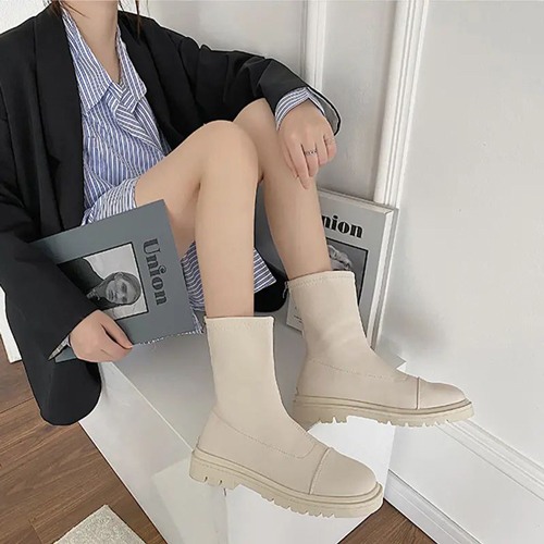 白色短筒马丁靴搭配指南：7种时尚穿搭风格解析-美派服饰网(图3)