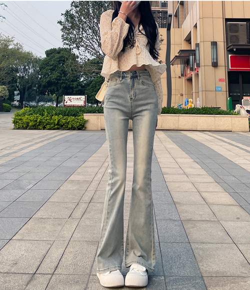 浅色喇叭裤搭配指南：打造优雅时尚穿搭效果-美派服饰网(图1)