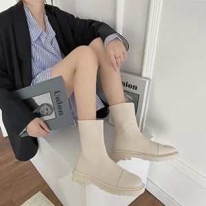 白色短筒马丁靴搭配指南：7种时尚穿搭风格解析-美派服饰网