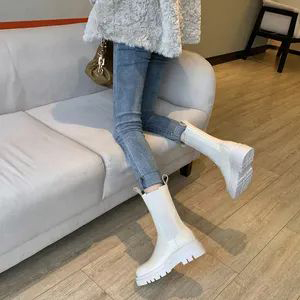 白色短筒马丁靴搭配指南：7种时尚穿搭风格解析-美派服饰网(图1)