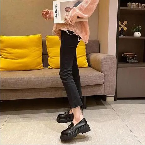 女士大头皮鞋搭配指南：牛仔裤西装裤运动裤穿搭技巧-美派服饰网(图3)