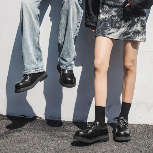 女士大头皮鞋搭配指南：牛仔裤西装裤运动裤穿搭技巧-美派服饰网(图1)