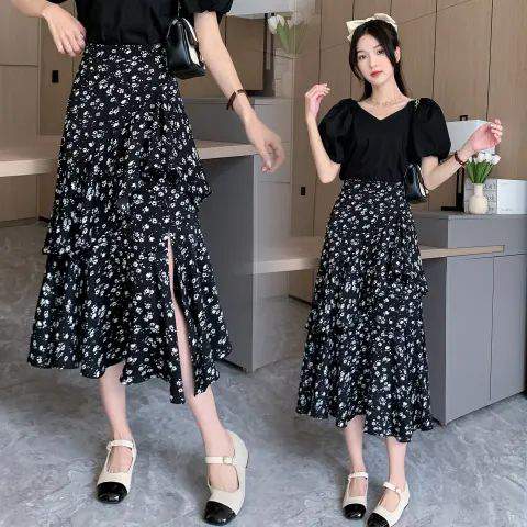 黑底白花半身裙搭配指南,打造优雅时尚穿搭效果-美派服饰网(图2) 黑底白花半身裙搭配指南,打造优雅时尚穿搭效果-美派服饰网(图2)