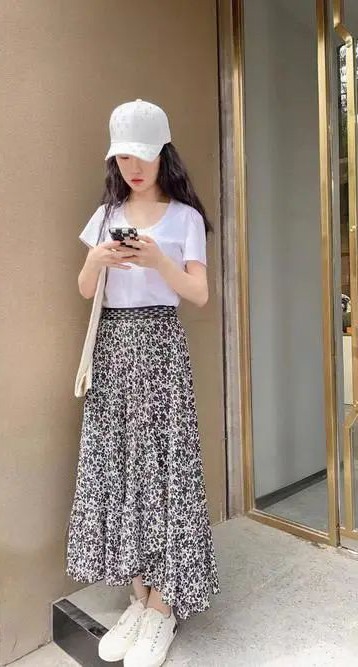 黑底白花半身裙搭配指南,打造优雅时尚穿搭效果-美派服饰网(图1) 黑底白花半身裙搭配指南,打造优雅时尚穿搭效果-美派服饰网(图1)