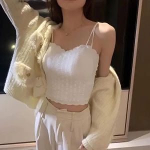 吊带内衣搭配指南：8种时尚穿搭展现女性魅力-美派服饰网