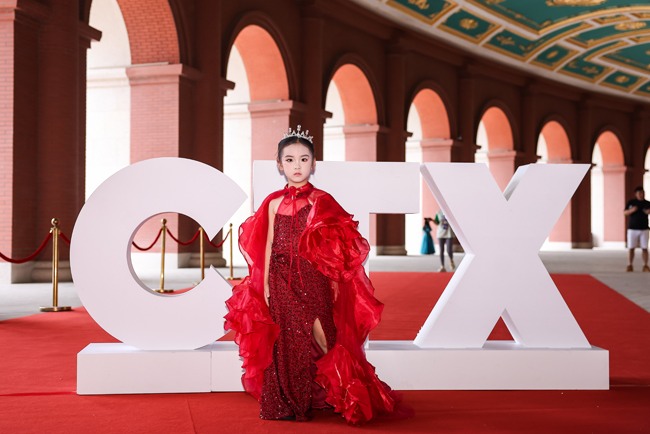 7岁艺术新星登台巴黎奥运艺术庆典，全球公益小使者展现中国风采-美派服饰网(图5)