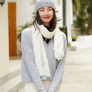 白色围巾搭配指南：7种色彩组合打造优雅时尚造型-美派服饰网