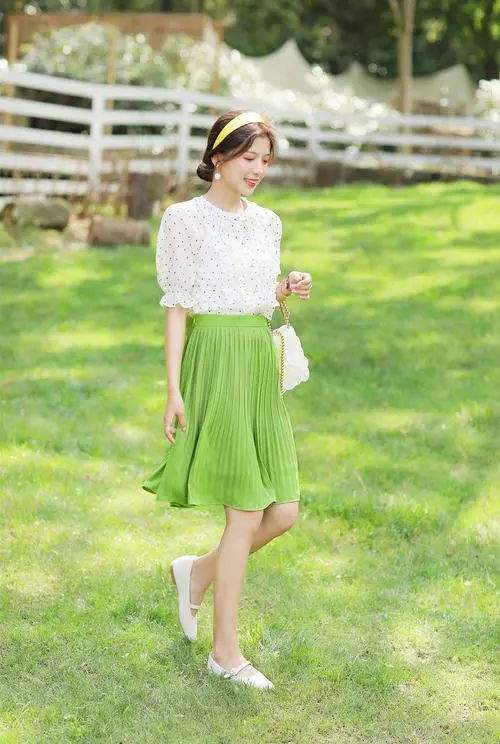 绿色半身裙搭配技巧，6种时尚穿搭方法展现清新自然风格-美派服饰网(图1)