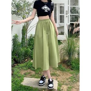 绿色半身裙搭配技巧，6种时尚穿搭方法展现清新自然风格-美派服