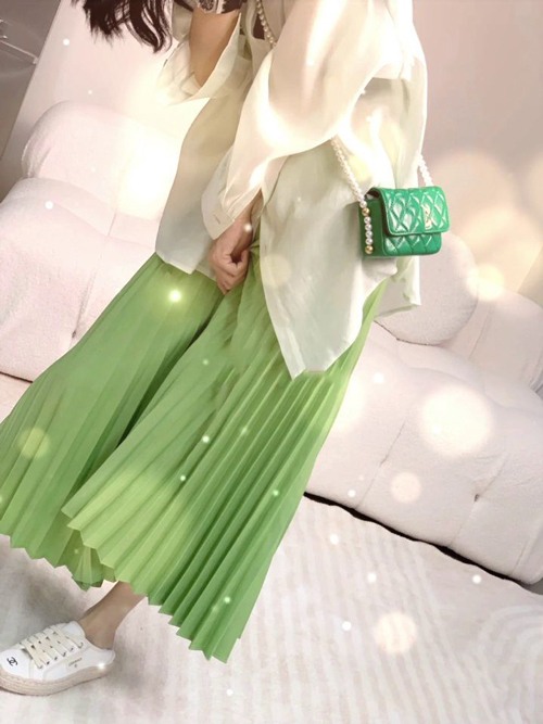 绿色半身裙搭配技巧，6种时尚穿搭方法展现清新自然风格-美派服饰网(图3)