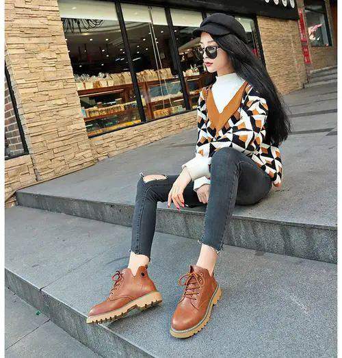 女英伦风鞋子搭配指南：6种经典鞋款打造优雅复古造型-美派服饰网(图1)