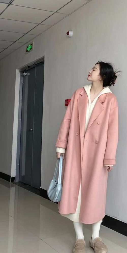 粉色外套搭配什么颜色内搭好看？5种经典配色方案推荐-美派服饰网(图1)