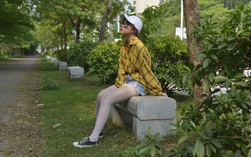 帆布鞋配短裙穿搭指南：轻松打造时尚休闲造型-美派服饰网(图2)