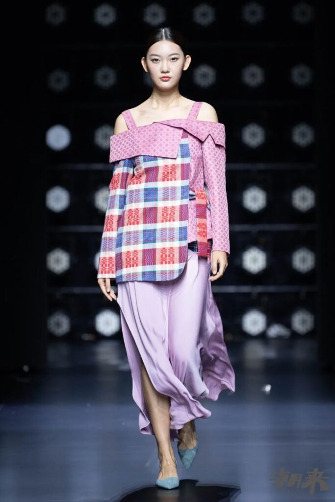 九野拾遗北京服装学院专场发布 传统纹样与现代设计融合-美派服饰网(图8) 九野拾遗北京服装学院专场发布 传统纹样与现代设计融合-美派服饰网(图8)