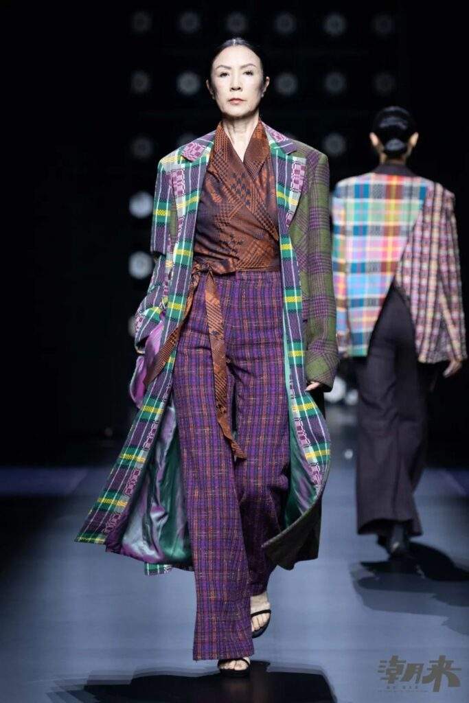 九野拾遗北京服装学院专场发布 传统纹样与现代设计融合-美派服饰网(图10) 九野拾遗北京服装学院专场发布 传统纹样与现代设计融合-美派服饰网(图10)