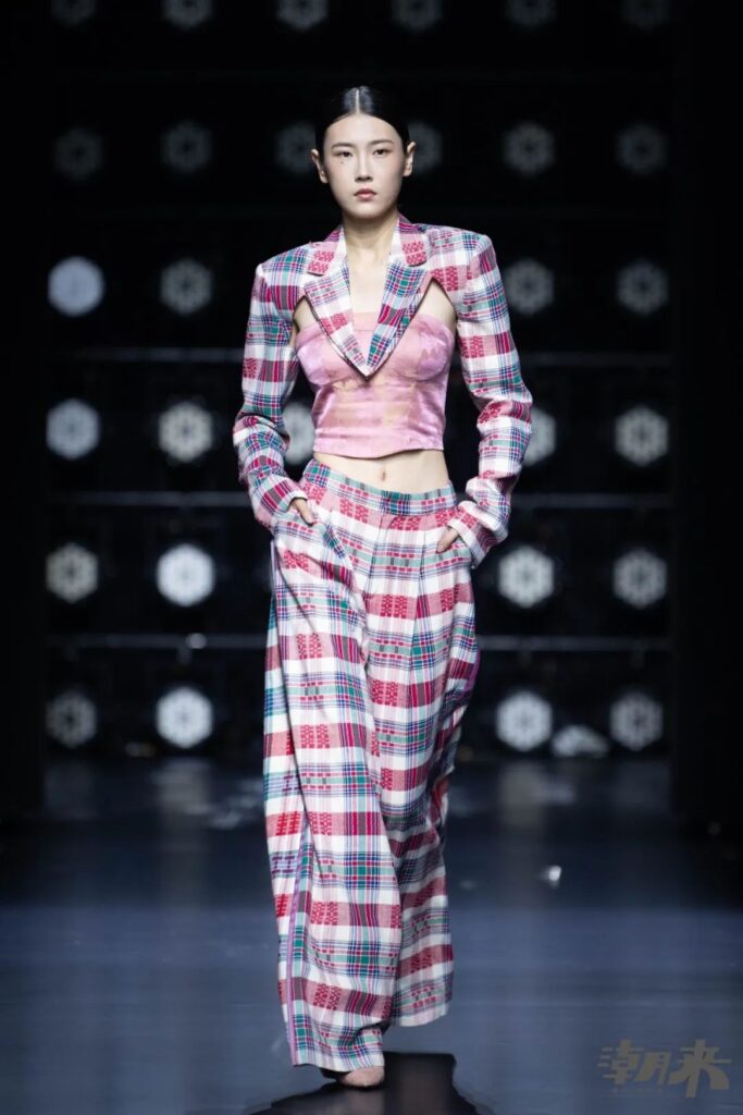 九野拾遗北京服装学院专场发布 传统纹样与现代设计融合-美派服饰网(图7) 九野拾遗北京服装学院专场发布 传统纹样与现代设计融合-美派服饰网(图7)