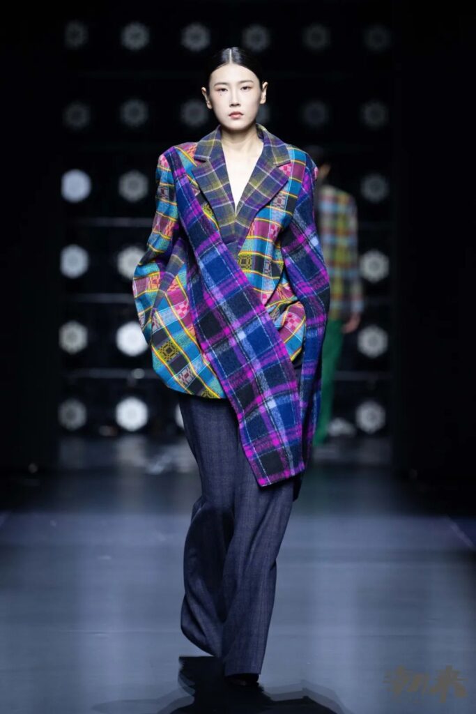 九野拾遗北京服装学院专场发布 传统纹样与现代设计融合-美派服饰网(图9) 九野拾遗北京服装学院专场发布 传统纹样与现代设计融合-美派服饰网(图9)