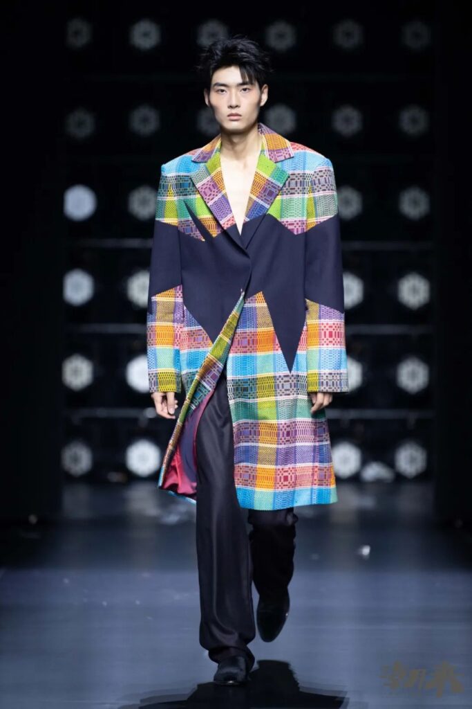 九野拾遗北京服装学院专场发布 传统纹样与现代设计融合-美派服饰网(图5) 九野拾遗北京服装学院专场发布 传统纹样与现代设计融合-美派服饰网(图5)