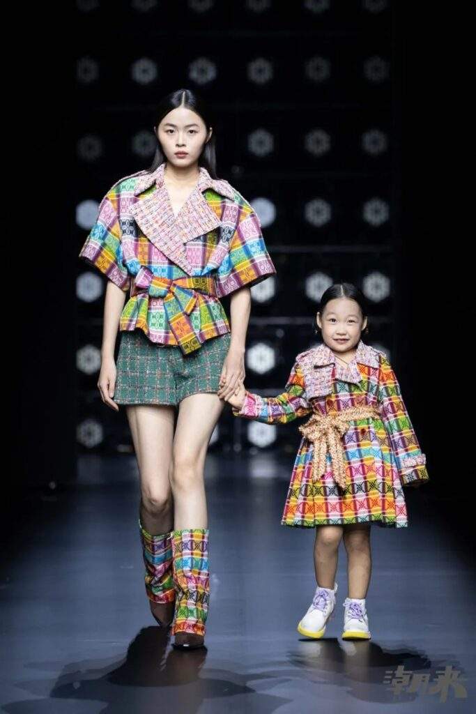 九野拾遗北京服装学院专场发布 传统纹样与现代设计融合-美派服饰网(图6) 九野拾遗北京服装学院专场发布 传统纹样与现代设计融合-美派服饰网(图6)