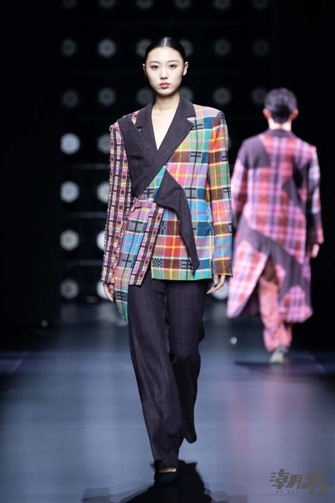 九野拾遗北京服装学院专场发布 传统纹样与现代设计融合-美派服饰网(图3) 九野拾遗北京服装学院专场发布 传统纹样与现代设计融合-美派服饰网(图3)