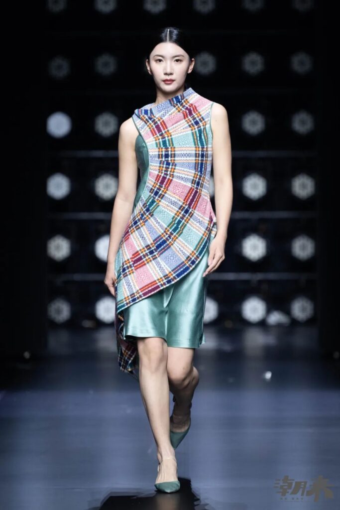 九野拾遗北京服装学院专场发布 传统纹样与现代设计融合-美派服饰网(图11) 九野拾遗北京服装学院专场发布 传统纹样与现代设计融合-美派服饰网(图11)