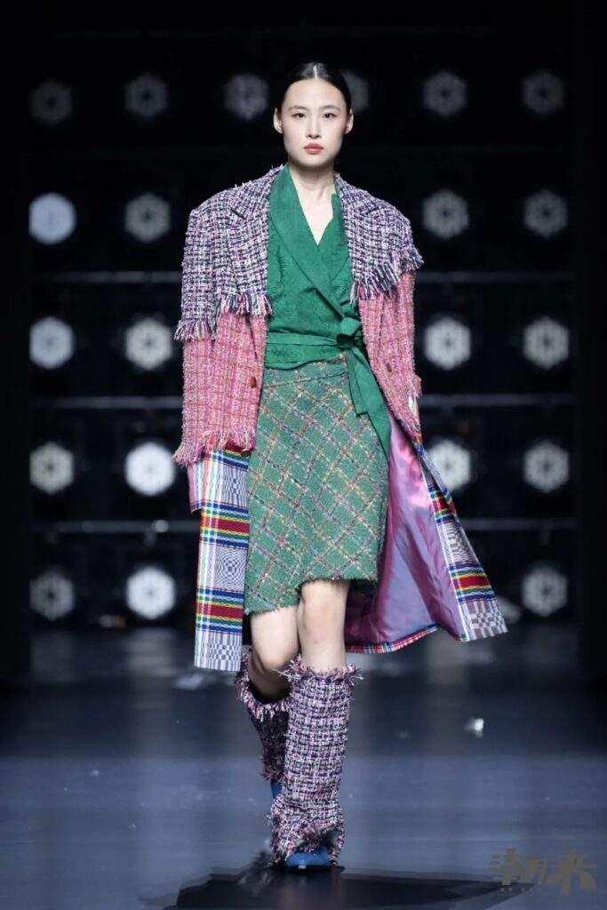 九野拾遗北京服装学院专场发布 传统纹样与现代设计融合-美派服饰网(图12) 九野拾遗北京服装学院专场发布 传统纹样与现代设计融合-美派服饰网(图12)