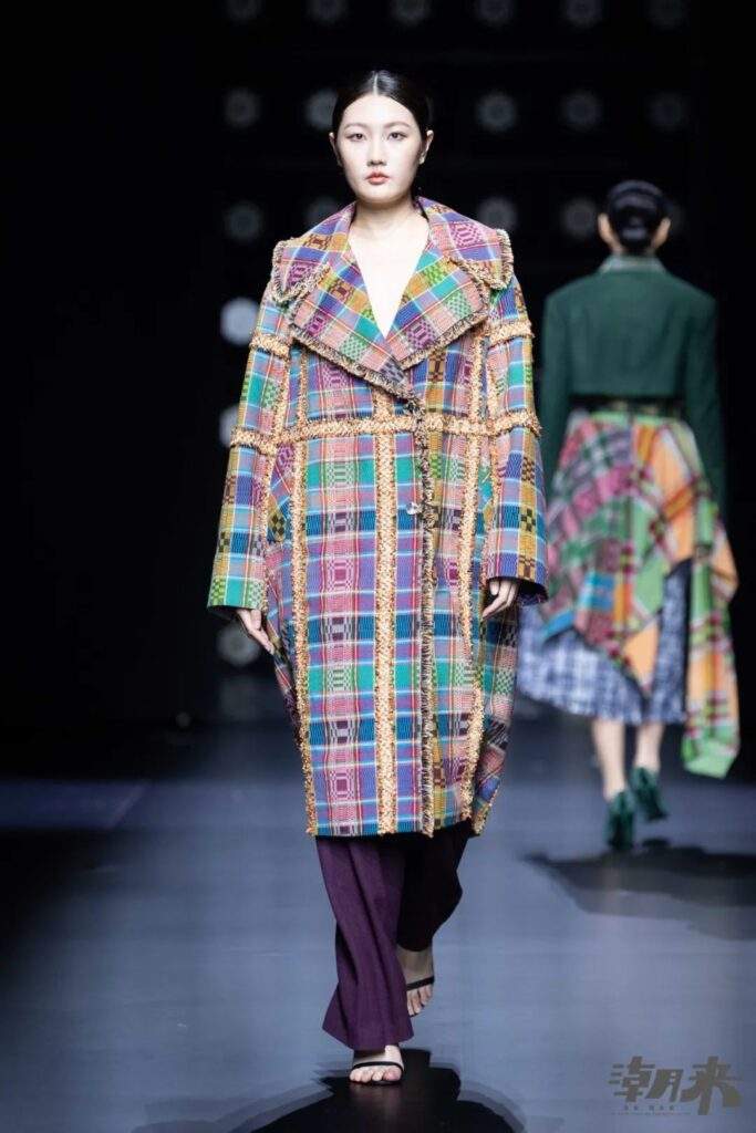 九野拾遗北京服装学院专场发布 传统纹样与现代设计融合-美派服饰网(图14) 九野拾遗北京服装学院专场发布 传统纹样与现代设计融合-美派服饰网(图14)